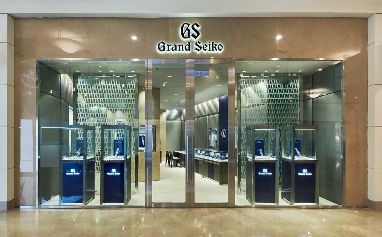 Grand Seiko旗艦店以品牌標誌性的深藍色 打造專屬的鑑錶空間。